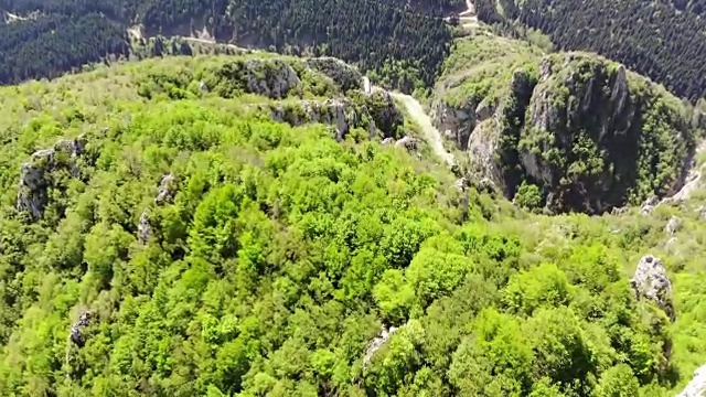 美丽的鸟瞰图，飞行的无人机通过壮观的山地景观库尔山国家公园在土耳其卡斯塔莫努视频下载