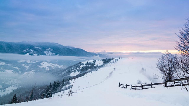 山峰上的雪被风吹走了。冬天的风景。天很冷，下着雪。视频素材