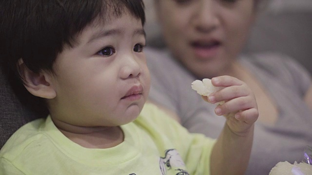 亚洲婴儿与母亲吃饭视频素材