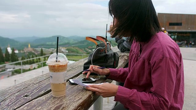 做笔记的舒适女人视频素材