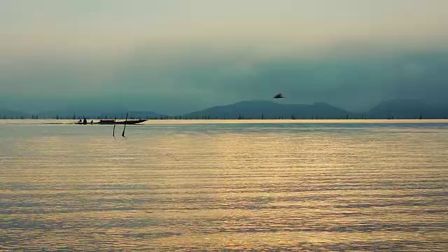 宁静的日出和天空的海景。视频素材