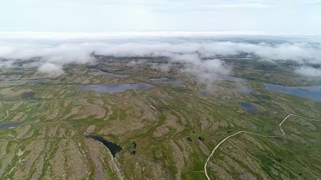 苔原景观和山在阴天视频素材