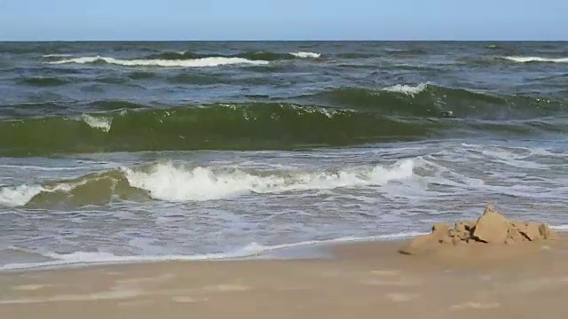 海浪和沙屋视频素材