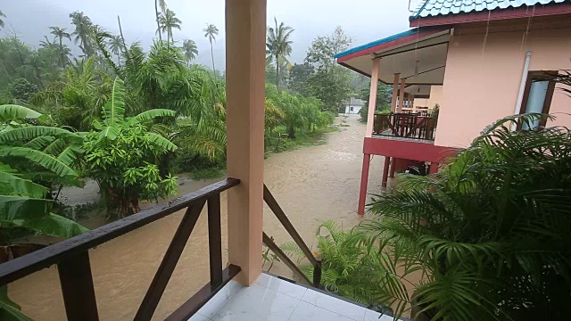 泰国帕岸岛的街道上出现了洪水和热带降雨视频素材