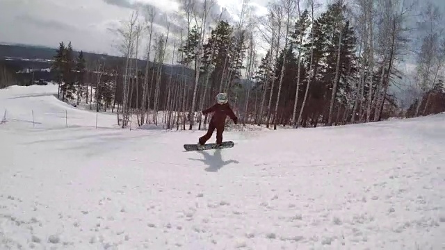 一位女性单板滑雪运动员的镜头视频素材