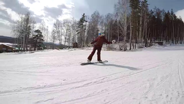 一位女性单板滑雪运动员的镜头视频素材