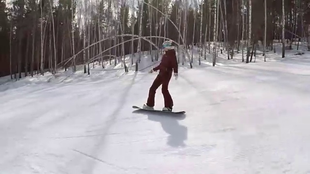 一位女性单板滑雪运动员的镜头视频素材