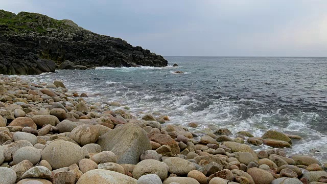 岩石湾与巨石，波思南文，彭赞斯，康沃尔，英格兰，英国，欧洲视频素材