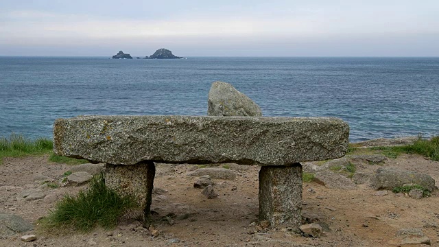 海岸上的石凳，Porth Nanven, Penzance, Cornwall，英格兰，英国，欧洲视频素材