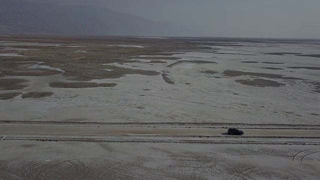 无人机在沙漠死亡谷拍摄跟踪车辆视频素材