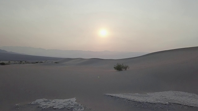 无人机拍摄的死亡谷沙丘和太阳视频下载