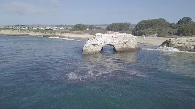 无人机拍摄的岩石形成拱门和野生鸟类视频下载