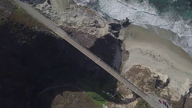 无人机拍摄的比克斯比桥与道路和海洋视频下载