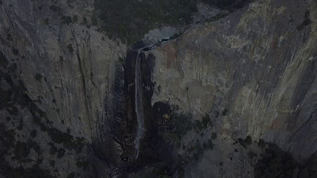 无人机拍摄约塞米蒂国家公园的瀑布视频素材