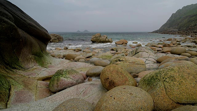 岩石湾与巨石，波思南文，彭赞斯，康沃尔，英格兰，英国，欧洲视频素材