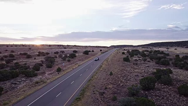 无人机拍摄的半卡车在高速公路上行驶的画面视频素材