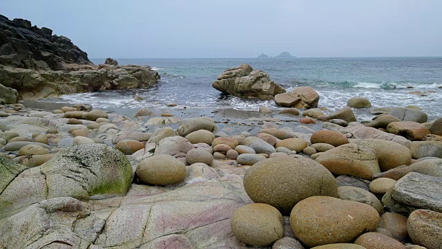 岩石湾与巨石，波思南文，彭赞斯，康沃尔，英格兰，英国，欧洲视频素材