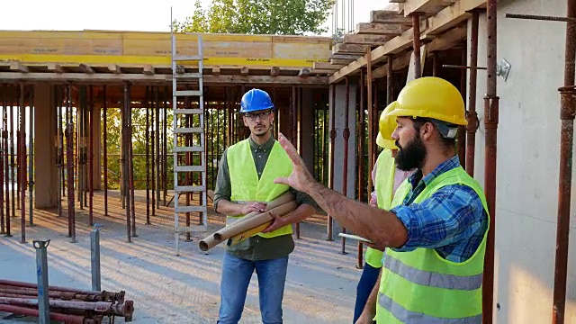 工程师在建筑工地工作的慢镜头视频素材