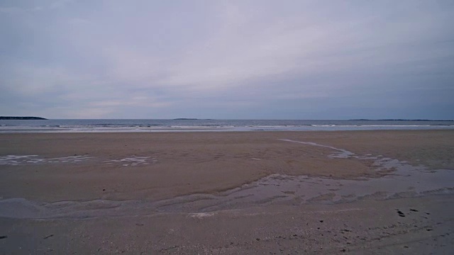 海滩在一个美丽的夏日。海浪向海岸在海洋中翻滚视频素材