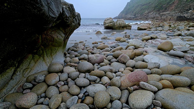 岩石湾与巨石，波思南文，彭赞斯，康沃尔，英格兰，英国，欧洲视频素材