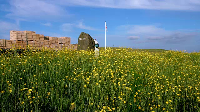 大石碑上的毛茛和英格兰标志，苏格兰A68号，英格兰视频素材