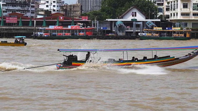 曼谷一艘长尾船的慢动作跟踪镜头视频素材