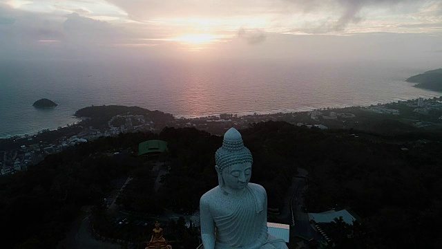 无人机俯瞰泰国普吉岛高山上的大佛雕像视频素材