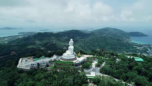 无人机俯瞰泰国普吉岛高山上的大佛雕像视频素材