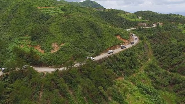 航拍的汽车行驶在山路上/福建，中国视频素材