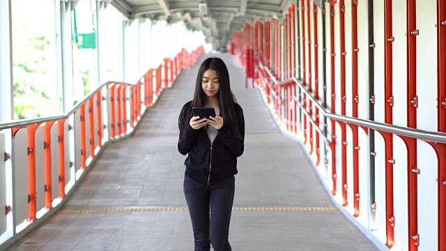 女孩们在玩移动人行道视频素材