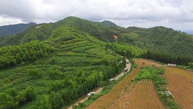 航拍的汽车行驶在山路上/福建，中国视频素材