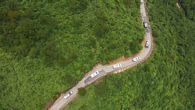 航拍的汽车行驶在山路上/福建，中国视频素材