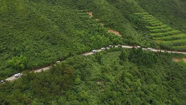 航拍的汽车行驶在山路上/福建，中国视频素材