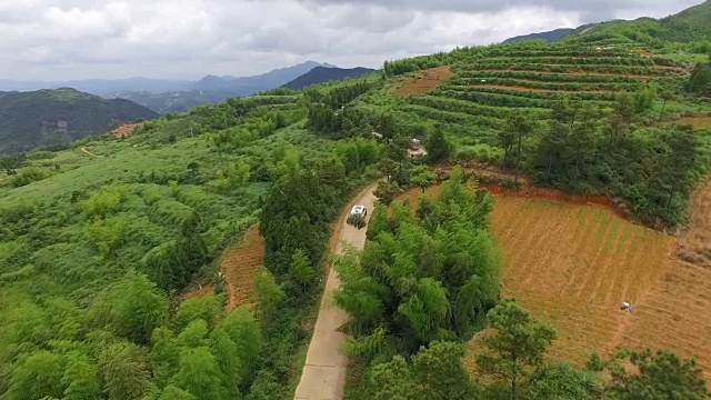 航拍的汽车行驶在山路上/福建，中国视频素材