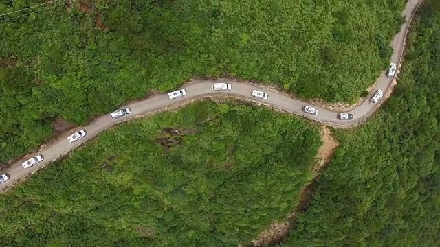 航拍的汽车行驶在山路上/福建，中国视频素材