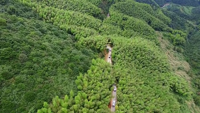 航拍的汽车行驶在山路上/福建，中国视频素材