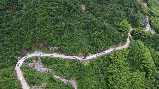 航拍的汽车行驶在山路上/福建，中国视频素材