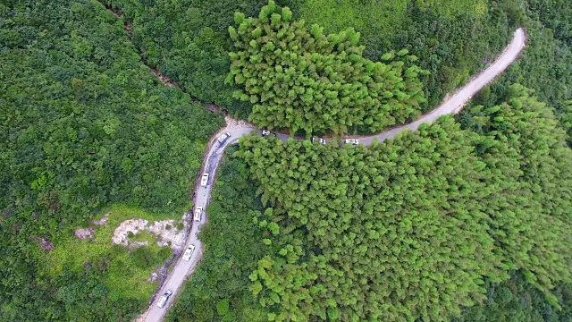 航拍的汽车行驶在山路上/福建，中国视频素材