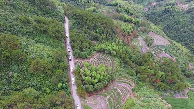 航拍的汽车行驶在山路上/福建，中国视频素材