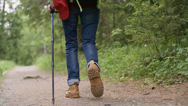 老妇人用登山杖徒步旅行视频素材