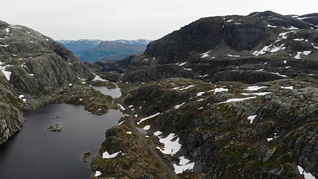 鸟瞰图。挪威山区的道路和湖泊视频素材