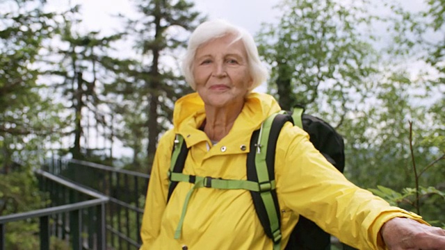 高级妇女在徒步旅行路线摆姿势视频素材