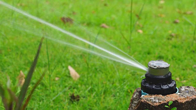 自动洒水器在花园里浇水视频素材