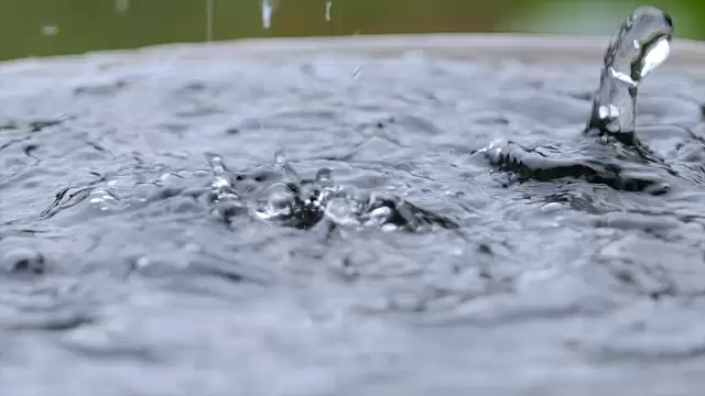 慢动作雨滴在淡水和自然的水视频素材