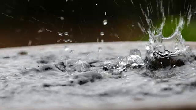 慢动作雨滴在淡水和自然的水视频素材