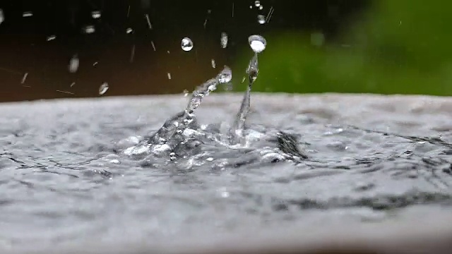 慢动作雨滴在淡水和自然的水视频素材