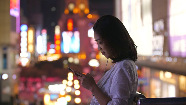 年轻漂亮的女人在城里用手机，四千视频素材