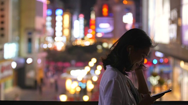 年轻漂亮的女人在城里用手机，四千视频素材