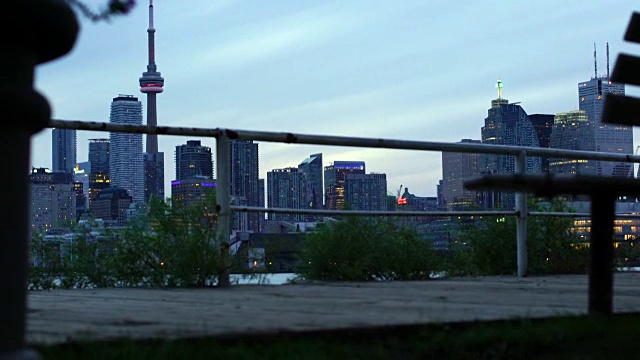 多伦多日落湖全景与加拿大国家电视塔，城市天际线。视频素材