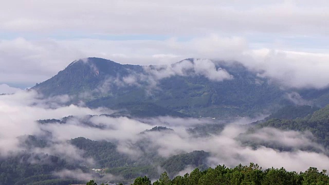 黎明时山上有雾和云视频素材